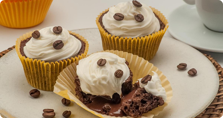 Imagem de um Cupcake, com graos de café